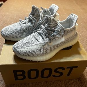New Adidas Yeezy Boost V2 Static Men’s size 6.5 Women size 8